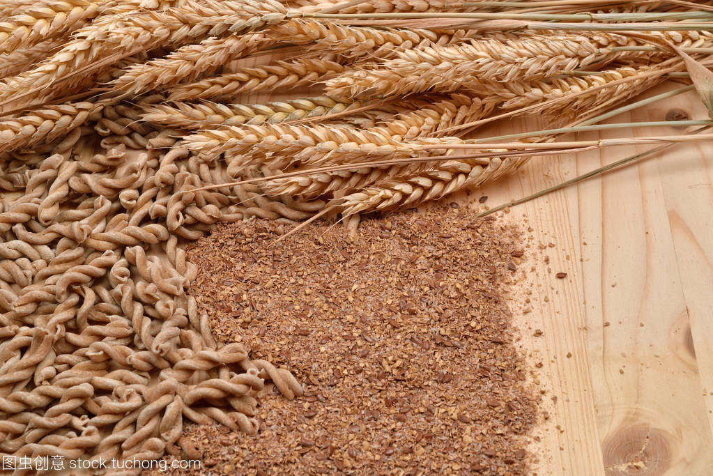 图片的全麦面食从有机谷物,谷物面粉和